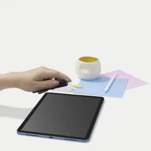 Paperlike Cleaning Kit v2 brukes til å rengjøre en nettbrettskjerm med en hånd, pekepenn og tilbehør