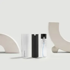 Paperlike Cleaning Kit v2-komponenter med gjennomsiktig etui, sprayflaske og mikrofiberhylse på lys bakgrunn