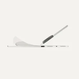 Touchpen med ergonomisk greb på en tablet, der illustrerer brugen af Paperlike-pennegreb ved siden af en løftet skærmbeskytter.