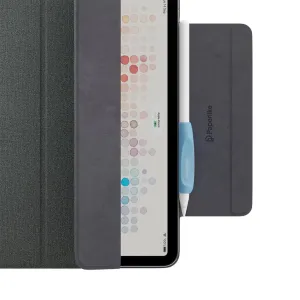 Paperlike ergonomisk pennegreb på en hvid Apple Pencil ved siden af en tablet med cover med logo.