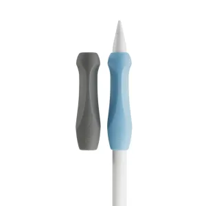 Paperlike ergonomisk pennegreb V2 i grå og blå, ét monteret på en hvid stylus, på sort baggrund