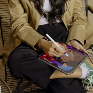 Person, der tegner på en tablet med en hvid stylus for komfortabel brug af digital pen