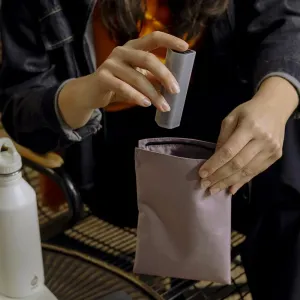 Paperlike Cleaning Kit V2 i hånden med stoffetui for bærbar skjermrengjøring