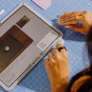 Paperlike-skärmskyddsförpackning med Butterfly™-installationsguide för iPad 10.2 på en blå skärmatta
