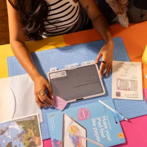 Paperlike 3 installationskit för skärmskydd till iPad, visat med iPad, verktyg och förpackning