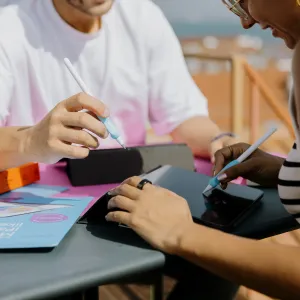 Paperlike iPad-skærmbeskytter anvendt på en tablet til papirlignende skrivning med styluspenne udendørs