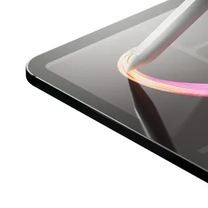 Paperlike-skærmbeskyttelsespakke ved siden af en iPad med stylus og papirlignende ark på et kreativt skrivebord.