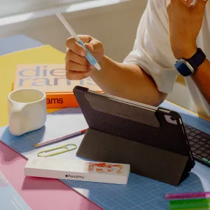 Matt Paperlike-skärmskydd på en iPad i ett foliofodral, med Apple Pencil ovanför på ett skrivbord