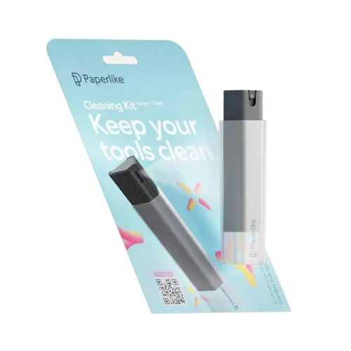 Paperlike Cleaning Kit med grå sprayflaska med mikrofiberhölje och mörk topp, visad i blister på lutande kort med QR-kod.