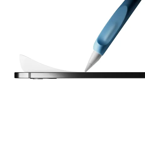 Paperlike 3 papīra sajūtas ekrāna aizsargs iPad ierīcei, attēlots ar zilu irbuli, kas pieskaras planšetdatora malai.