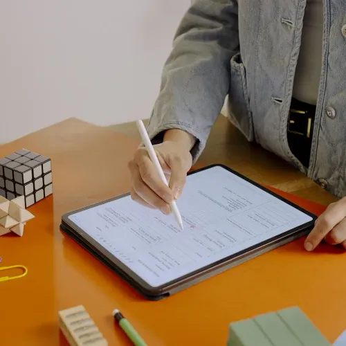 Paperlike matt skärmskydd på en 11-tums iPad Pro som används med Apple Pencil vid ett skrivbord