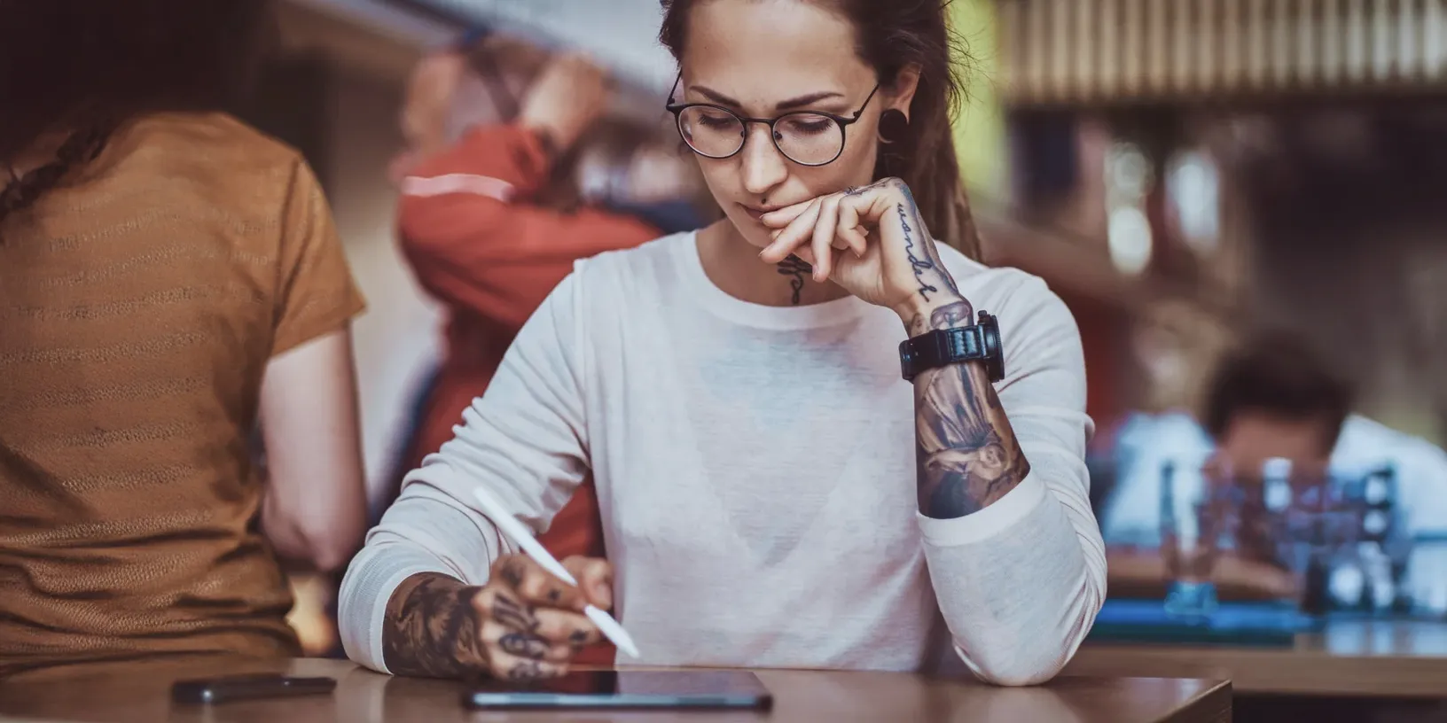 Digitaalitaiteilija luo maalauksen iPadilla sivellintyökaluilla ja Apple Pencilillä.